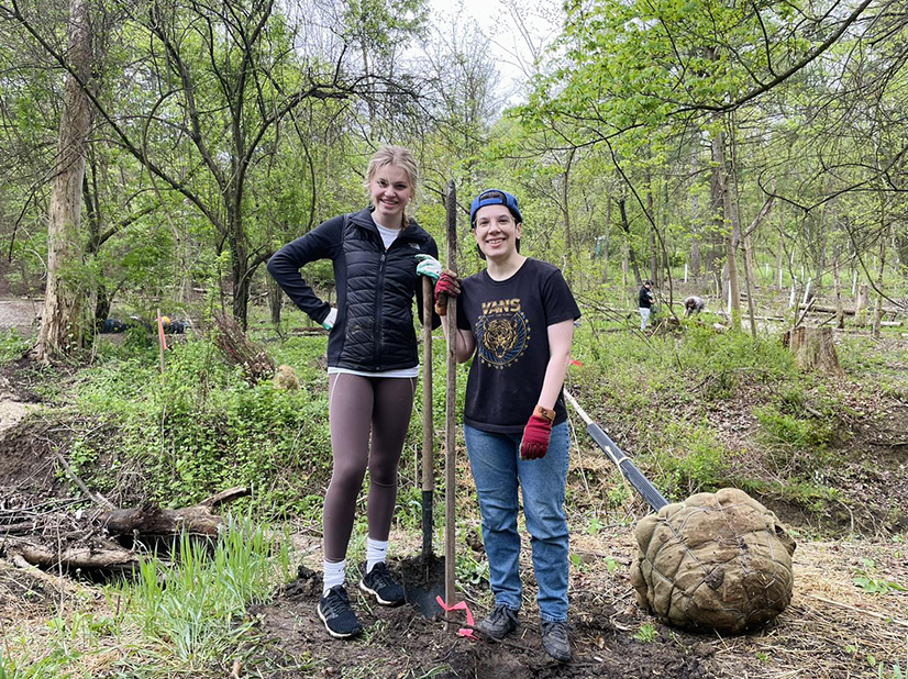 Two volunteers planting a tree in Bird Park